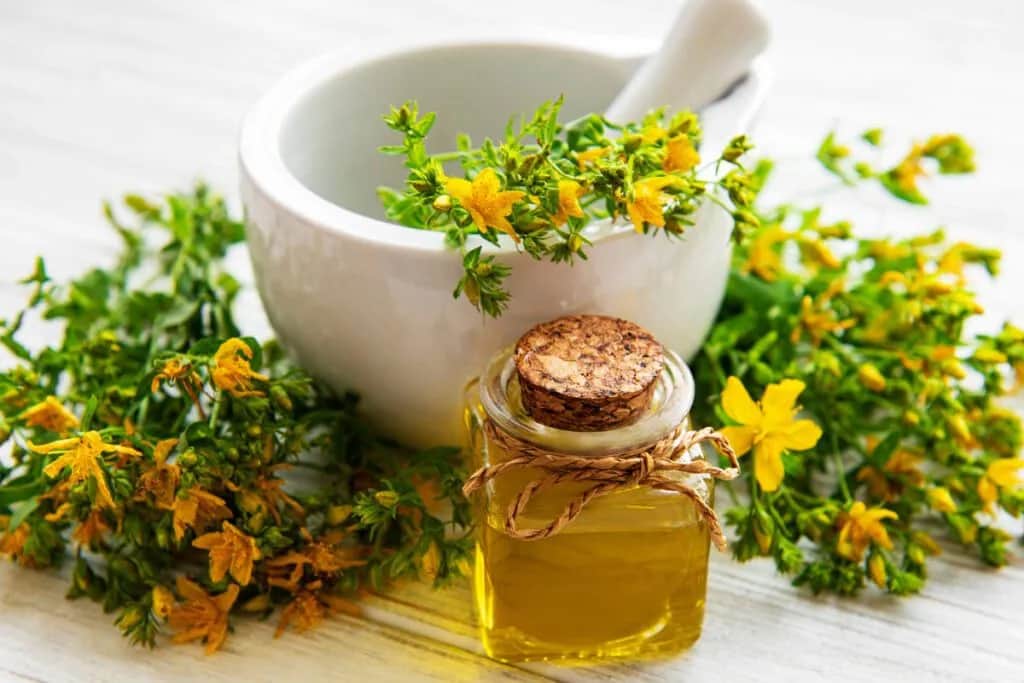 Jak stosować nalewkę z dziurawca, aby uniknąć skutków ubocznych?