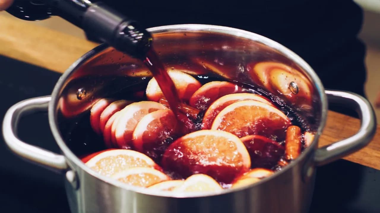 Jak podgrzać grzańca, by zachować jego smak i aromat?