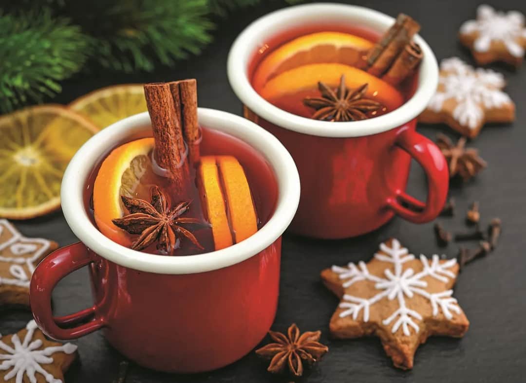 Co dodać do grzańca z wina, aby zaskoczyć smakiem i aromatem