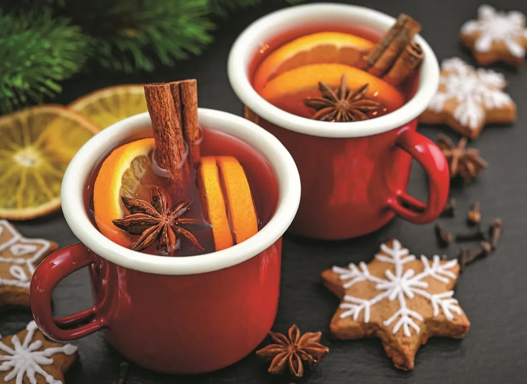 Co dodać do grzańca z wina, aby zaskoczyć smakiem i aromatem