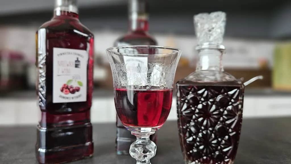 Jak zrobić nalewkę z wiśni mrożonych – prosty przepis na smaczną nalewkę