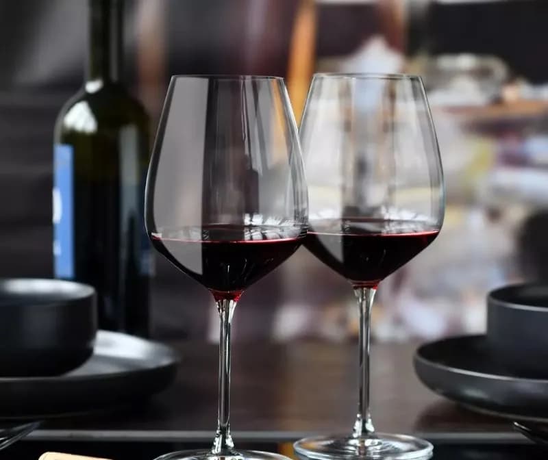 Jakie kieliszki do wina wybrać, aby w pełni cieszyć się smakiem?