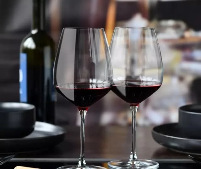 Jakie kieliszki do wina wybrać, aby w pełni cieszyć się smakiem?