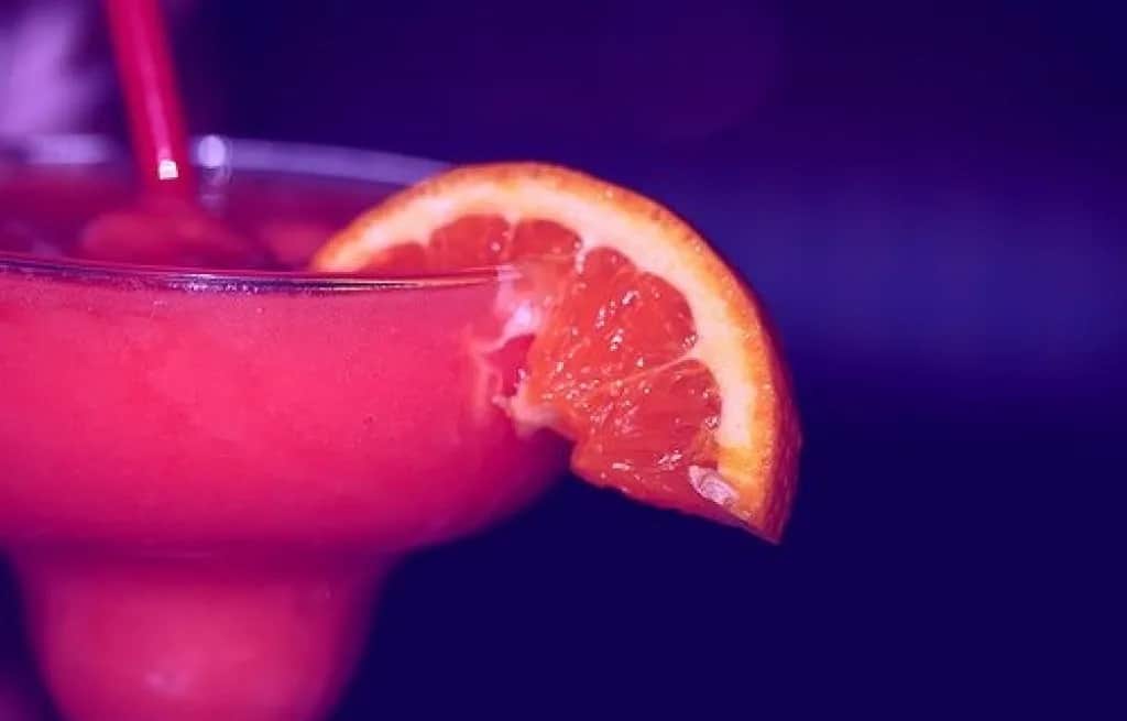 Różowy drink: najlepsze przepisy na koktajle i orzeźwiające napoje