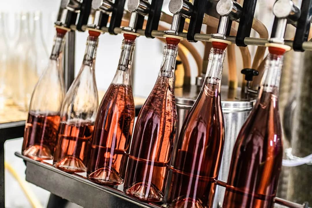 Jak długo robi się wino? Poznaj czas produkcji i dojrzewania