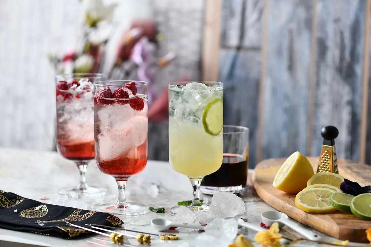 Najlepsze przepisy na koktajle alkoholowe, które zaskoczą Twoich gości