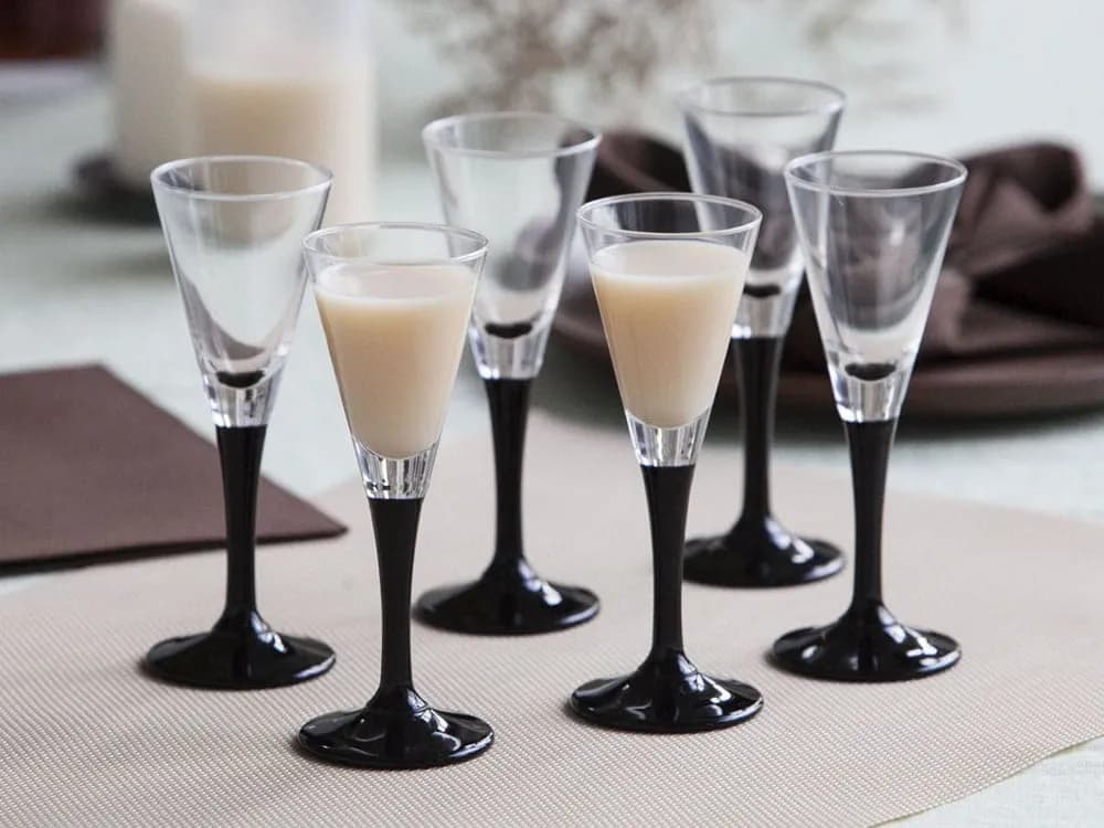 Jakie kieliszki do nalewki wybrać, aby podkreślić smak trunku?